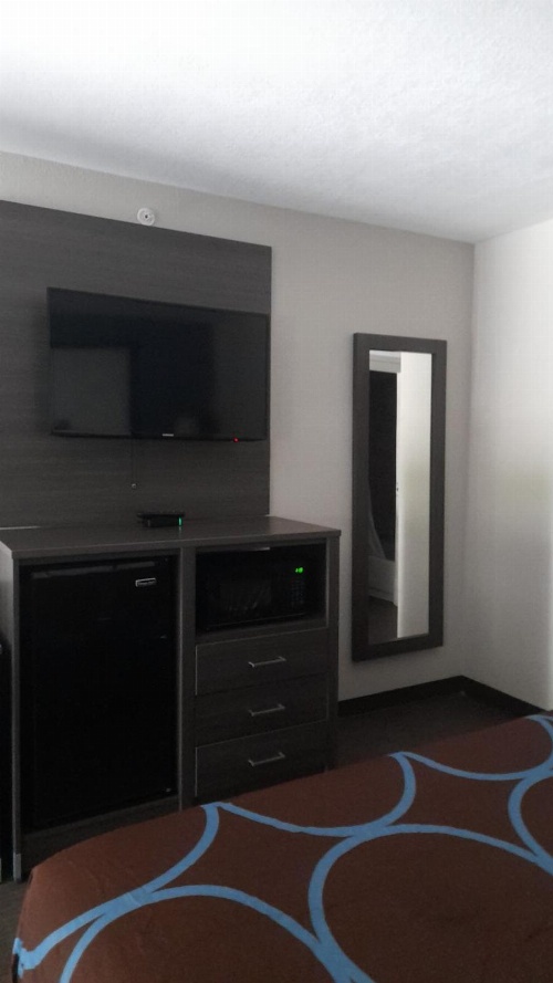 Super 8 by Wyndham Dania/Fort Lauderdale Arpt image 1