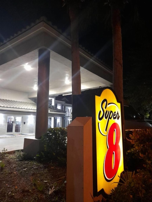 Super 8 by Wyndham Dania/Fort Lauderdale Arpt image 33